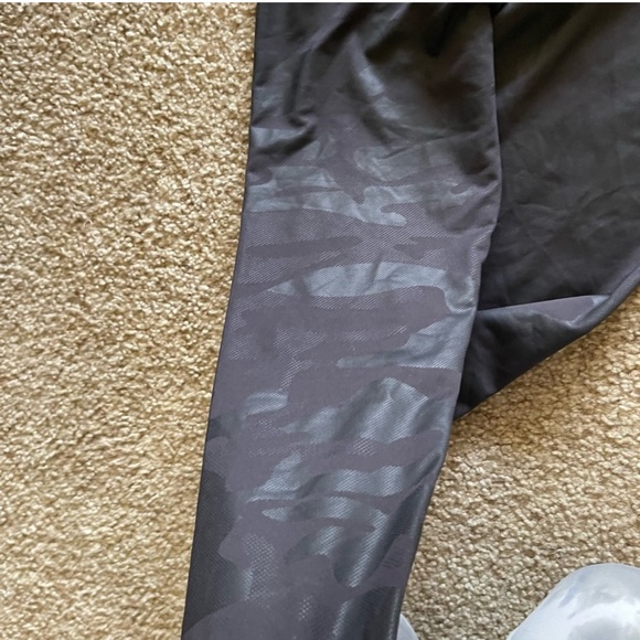 Onzie foil midi legging in black camo - Picture 5 of 6